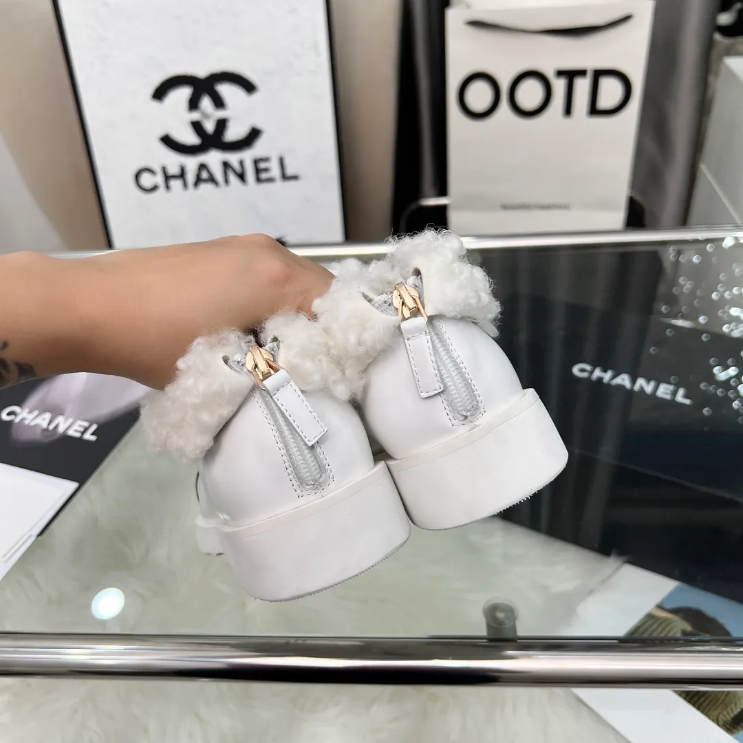 👟👟Ex-factory price 540👟👟 High version of Chanel CHANEL, 🌞🌞🌞Xiaoxiang’s latest 2025 autumn and winter short boots, a must-have item for this autumn and winter season! ! Ms. Chanel loves simple yet irresistible combinations to show her unique style. Mix and match freely to shine⚡Follow Grandma’s fashion steps! ! ! The top-notch craftsmanship and texture are perfectly presented. No matter any details, you can compare them with the counters. The best quality products can be entered and exited from the counters at will! ! ❶Material: imported cowhide/cow suede/wool ❷Lining: sheepskin lining ❸Feet: sheepskin ❹Outsole: original molded sole ❺Heel height: 3cm ❻Number of yards: 35-40 (40 and 41 are customized and non-refundable)
